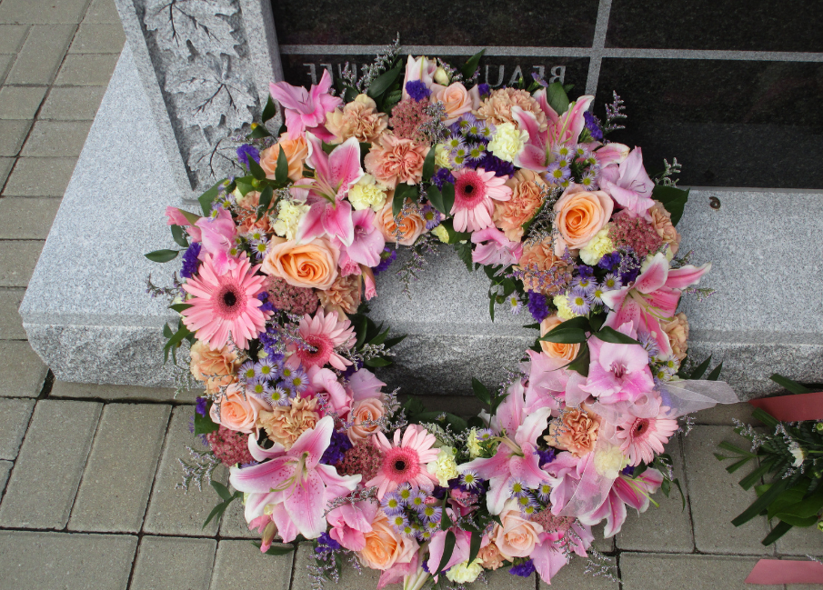 Round fresh flower wreath Funeral flowers in Knoxville, TN - ALWAYS IN  BLOOM LLC